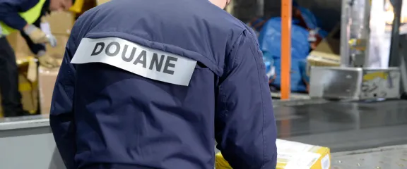 Contrôle douanier de colis à Roissy