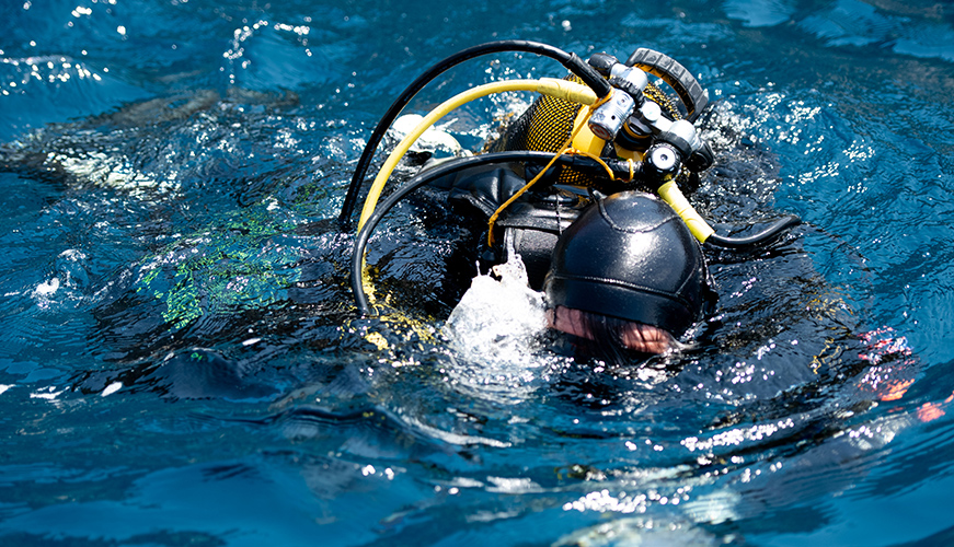 Plongeur sous marin prêt à descendre dans les profondeurs.